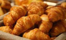 Så nemt folder du en dej til croissanter