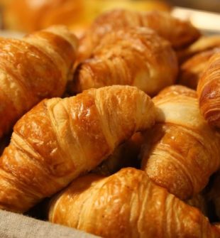 Så nemt folder du en dej til croissanter