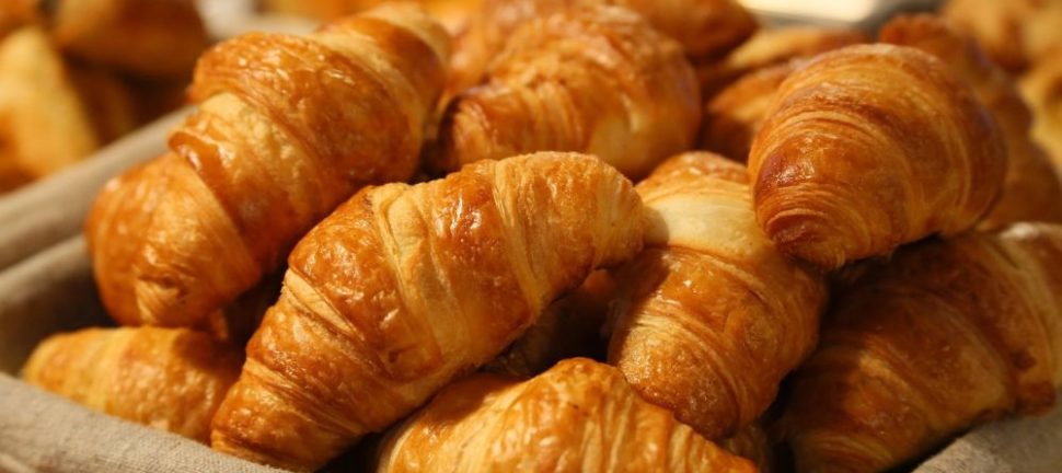 Så nemt folder du en dej til croissanter